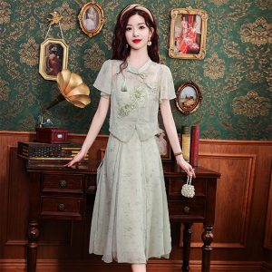 Qipao top and skirt set with floral embroidery for women